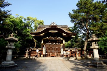 <p>Toyokuni Shrine&#39;s main gate, &#39;Kara-Mon&#39;, which is a national treasure and which was moved from Fushimi Castle via Nijo Castle</p>