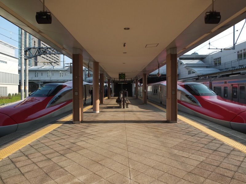 <p>JR East Akita Shinkansen จอดเทียบสถานีอยู่ที่สถานี Akita</p>