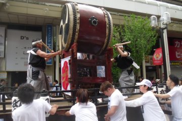 <p>The first part of the parade is much less crowded, so you can see and hear everything. It can get a bit loud, but a drum like this really sets the atmosphere!</p>