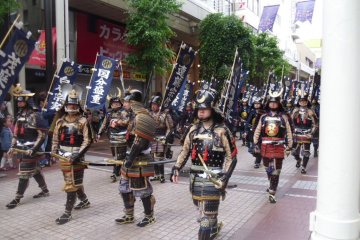 <p>The crest on a samurai&#39;s helmet can symbolise many things, from family to animals. One of the banners reads &quot;Kokubun Morishige&quot;, who was Date Masamune&#39;s uncle.</p>