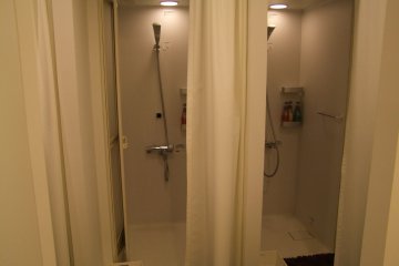 <p>Private showers</p>