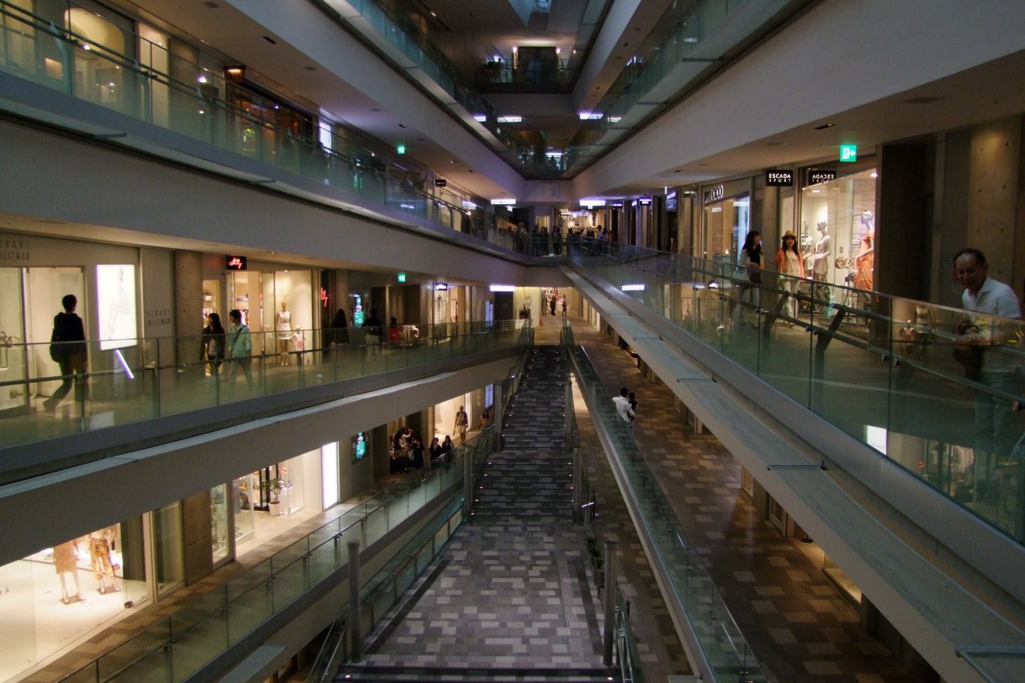 The mall features a single floor, spiraling up for 6 levels