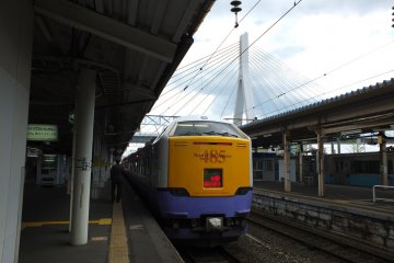 <p>รถด่วน Tsugaru Limited Express จอดที่สถานี Aomori</p>