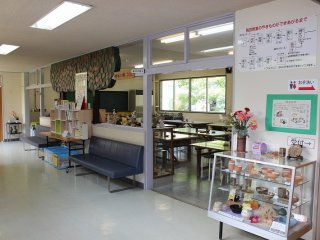 教室。廊下に手洗い。この廊下の先には手回しろくろを使う陶芸教室がある