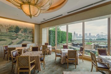 <p>Large windows, wall murals and other features make for a pleasant atmosphere at Terrace On The Bay in the Hotel Nikko Tokyo.</p>