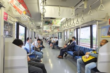 <p>บรรยากาศภายในขบวน Yokosuka Line</p>