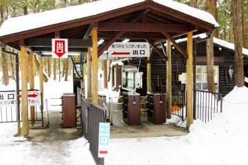 <p>This is the entrance to the cave where you need to pay for your ticket; it&#39;s a very modern entrance.</p>