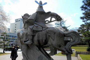 <p>Statue of Yuki Hideyasu viewed from behind</p>