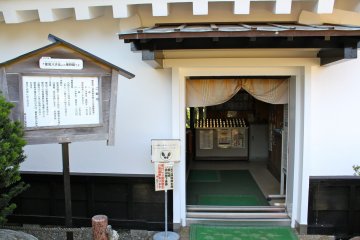 <p>This is the entrance to Hakkenden Museum (Tateyama Castle). No need to remove shoes.</p>