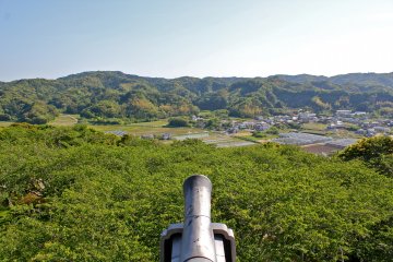 <p>From the South side of the watch tower, view the&nbsp;green&nbsp;scape and rice fields of the Boso Peninsula.</p>