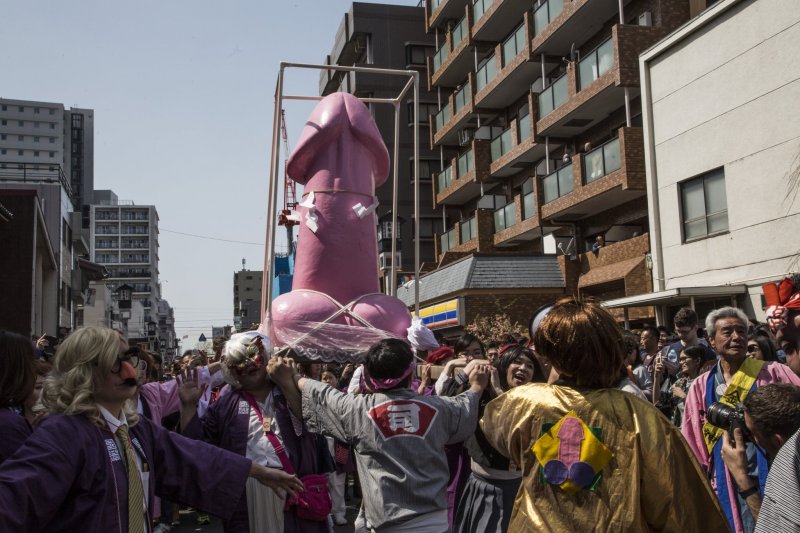 "Elizabeth", the pink penis, parades along Daishisando