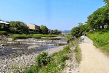 <p>หากไปทางขวามือก็จะไปยังเขตภูเขา แม่น้ำก็จะเปลี่ยนชื่อไปเป็นแม่น้ำทะคะโนะ (Takano)</p>