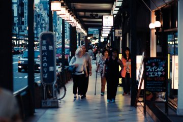 <p>Take a stroll on Shijo-dori&mdash;great for shopping!</p>
