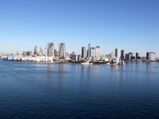 You can see some magnificent views of Tokyo from the bridge walkway. In the distance Tokyo Skytree&nbsp;can be seen between the buildings.&nbsp;