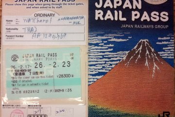 <p>ตั๋วหรือบัตร JR PASS ฉบับจริงที่ใช้ในการเดินทาง ทำจากวัสดุกระดาษแข็ง ขนาดประมาณพ็อกแกตบุ้ค นำมาพับครึ่ง</p>