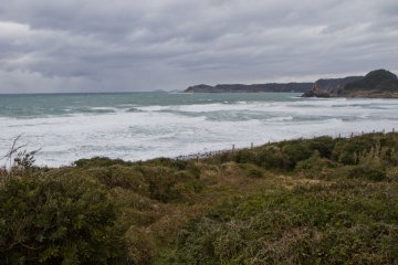 <p>Surf on a windy winter day</p>