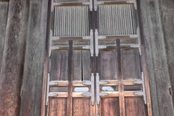 <p>A beautiful wooden door</p>