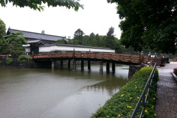 <p>A bridge on the north east side of the palace loop</p>