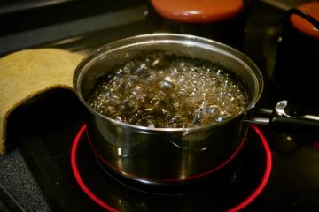 <p>First, let&#39;s boil some green tea to add flavor to the rice porridge.</p>