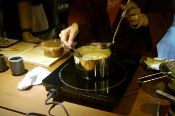 <p>In the meantime, the other group prepares some&nbsp;miso soup.</p>