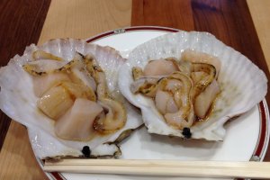 Pour a little soy sauce on the scallops for flavor