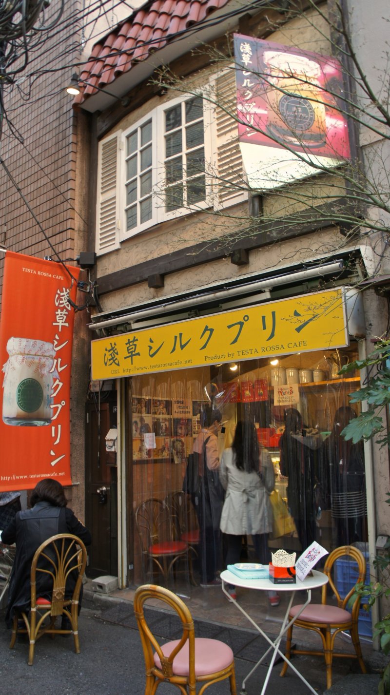 <p>The shop is in a lane parallel to the Kaminarimon Gate and has just a few seats outside the shop to enjoy the pudding. Late afternoon is best, as you probably won&#39;t have to queue up.</p>