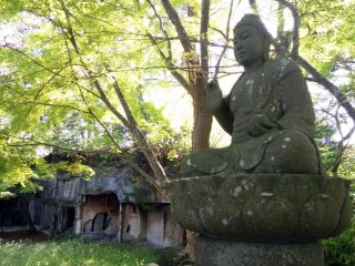 Pemandangan indah dan sejarah Buddha berlimpah di Pulau Oshima.
