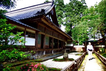 <p>Main building of Daian-zenji Temple, and a pretty sand garden &nbsp;</p>