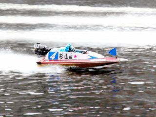 On the straightaway the drivers get low in the boat to keep it from swaying side to side and keep up the fast speed.&nbsp;