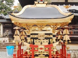 Mikoshi, một loại đền thờ di động nhỏ hơn.