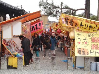 Lễ hội sẽ mất vui nếu không có những gian hàng matsuri này, nơi các quầy hàng bán các loại thực phẩm, đồ ăn và gian hàng để vui chơi khác nhau như bắt cá vàng.