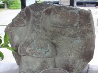 この石仏の頭像は元禄四(1691)年福居（当時、福井はこのように表記された）の地に最初に建てられた石大仏のものである