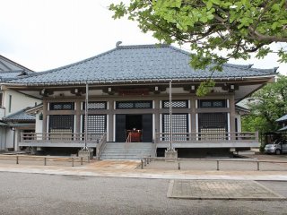 安政元年の大火、明治３５年の大火と、度々の火事に見舞われた光照寺は昭和３３年の再建を機に鉄筋コンクリート造にされた