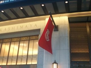 Đây là cửa lớn của cửa hàng tạp hóa Osaka Takashimaya. Nếu bạn lạc đường, hãy đến đây trước tiên. Từ đây, bạn có thể tra bản đồ Google và tìm hướng đi