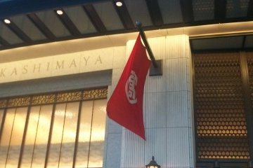 <p>This is the grand entrance of&nbsp; Osaka Takashimaya department store. If you lose your way, go here first. From here you can&nbsp;get do a Google map search and find your bearings</p>