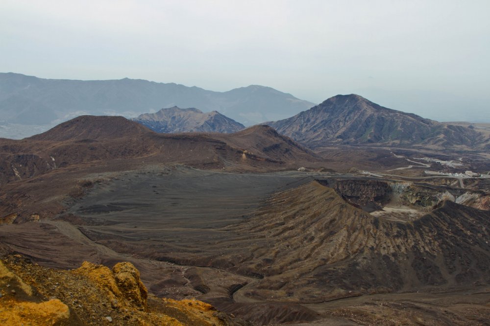 Khung cảnh nhìn từ phía trên đồng bằng rộng lớn bên cạnh một trong những chóp núi lửa đã tắt. Đây là một sa mạc núi lửa, gần như khiến bạn cảm thấy mình lạc vào một hành tinh khác.