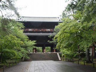 三門全体。下層を天下龍門といい、上層を五鳳楼という。歌舞伎の「楼門五三桐」で、石川五右衛門が「絶景かな～！」と見得を切ることで有名になった