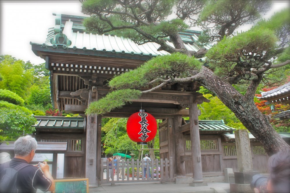 Cổng đền Hase-dera ở Kamakura .