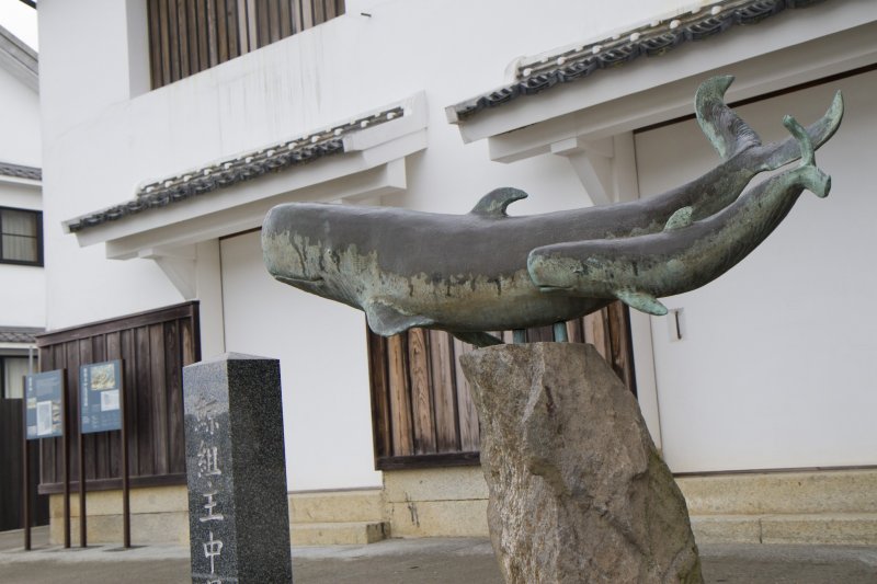 <p>A statue commemorates the town&#39;s past history of whaling in front of the 250-year-old Nakao Mansion</p>