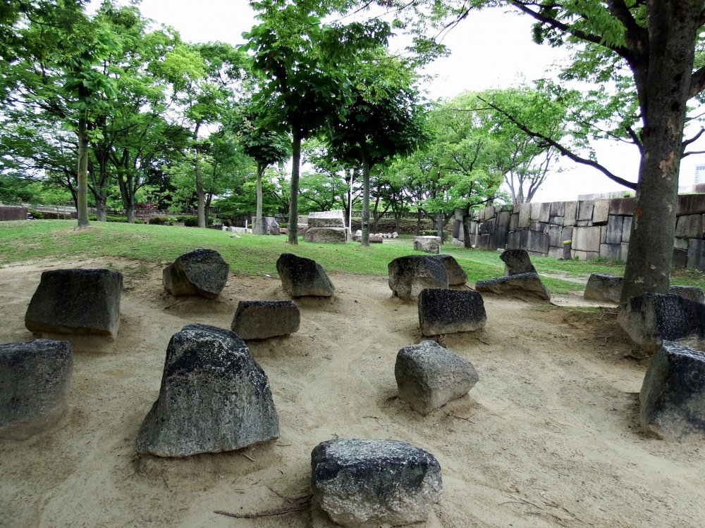 Quảng trường đá được đánh dấu ở thành cổ Osaka