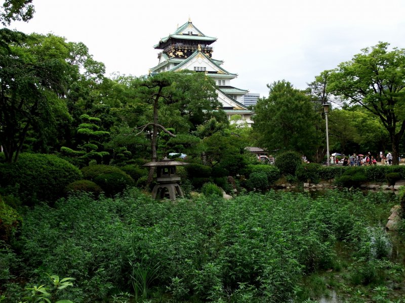 이 정원은 오사카성 주탑과 정원의 경관을 함께 즐길 수 있는 조경이다
