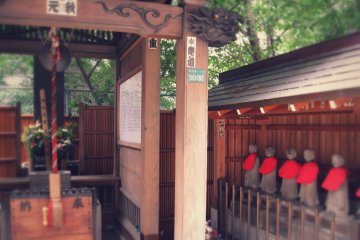 <p>Маленький храм возле станции Икэбукуро, снаружи Дай Ичи Ин Икэбукуро</p>