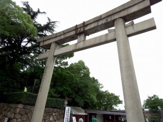 Cổng truyền thống (Torii) ở lối vào phía trước của Đền Hōkoku. Thông thường, có bảng chỉ dẫn của ngôi đền trên cổng torii, nhưng không có gì trên cổng torii này