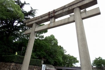 <p>Torii Gate at the front entrance of Hōkoku Shrine. Usually, there is signage of the shrine on the&nbsp;torii gate, but there&#39;s none on this torii</p>