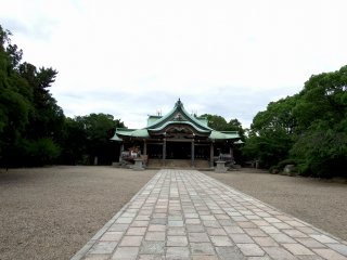 大阪城公園の豊國神社本殿を遠望する