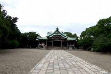 <p>Main hall of Hōkoku Shrine in Osaka Castle Park</p>