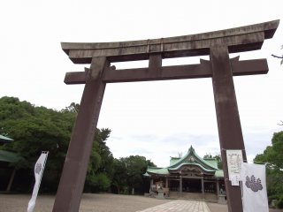 Bên trong cổng Torii  của đền Hōkoku ở công viên thành cổ Osaka. Ở đây, không có biển báo treo trên cổng torii,
