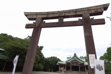 <p>Inner torii of Hōkoku Shrine in Osaka Castle Park. Here, there is no signage hanging from the torii, either</p>