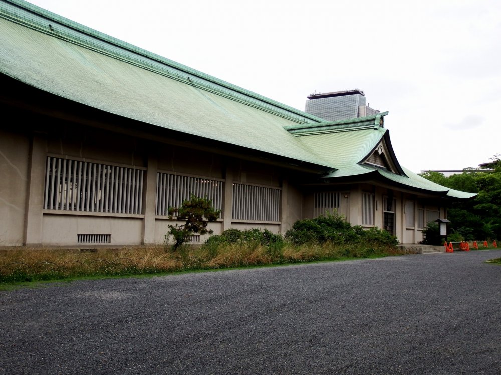 Located next to Hokoku Shrine stands a one-storied, impressive building &nbsp;