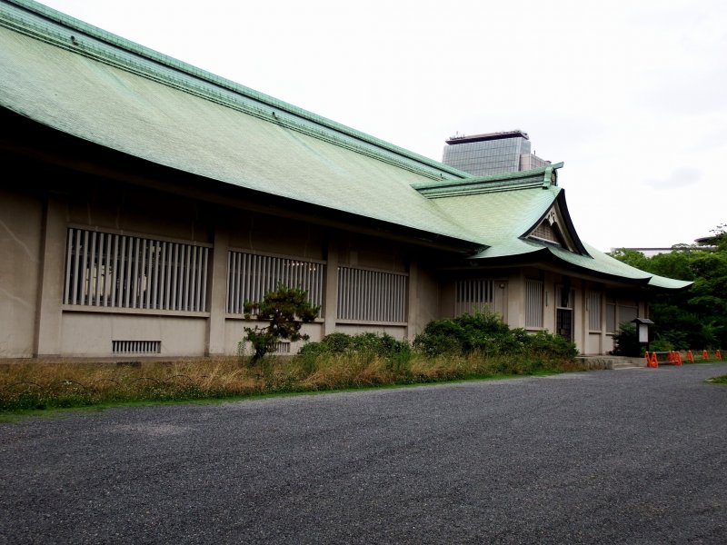 호코쿠신사 옆에 위치한 건물은 인상 깊은 건물이다